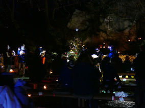 Waldadvent in der Fatima-Grotte (Foto: Karl-Franz Thiede)